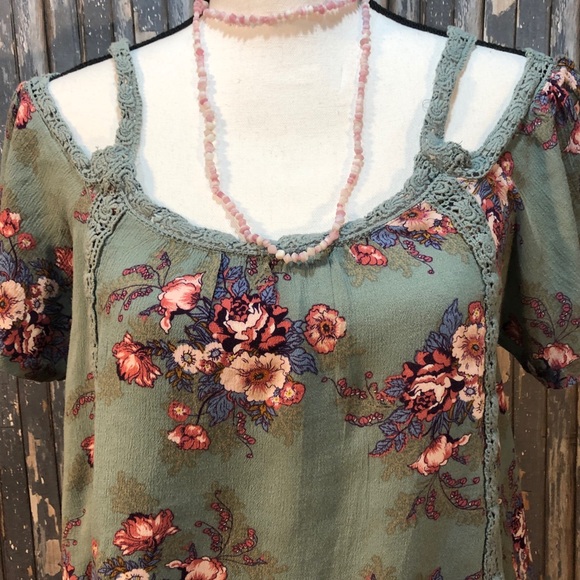 Rue21 Floral Boho Cold Shoulder Top - Picture 4 of 9